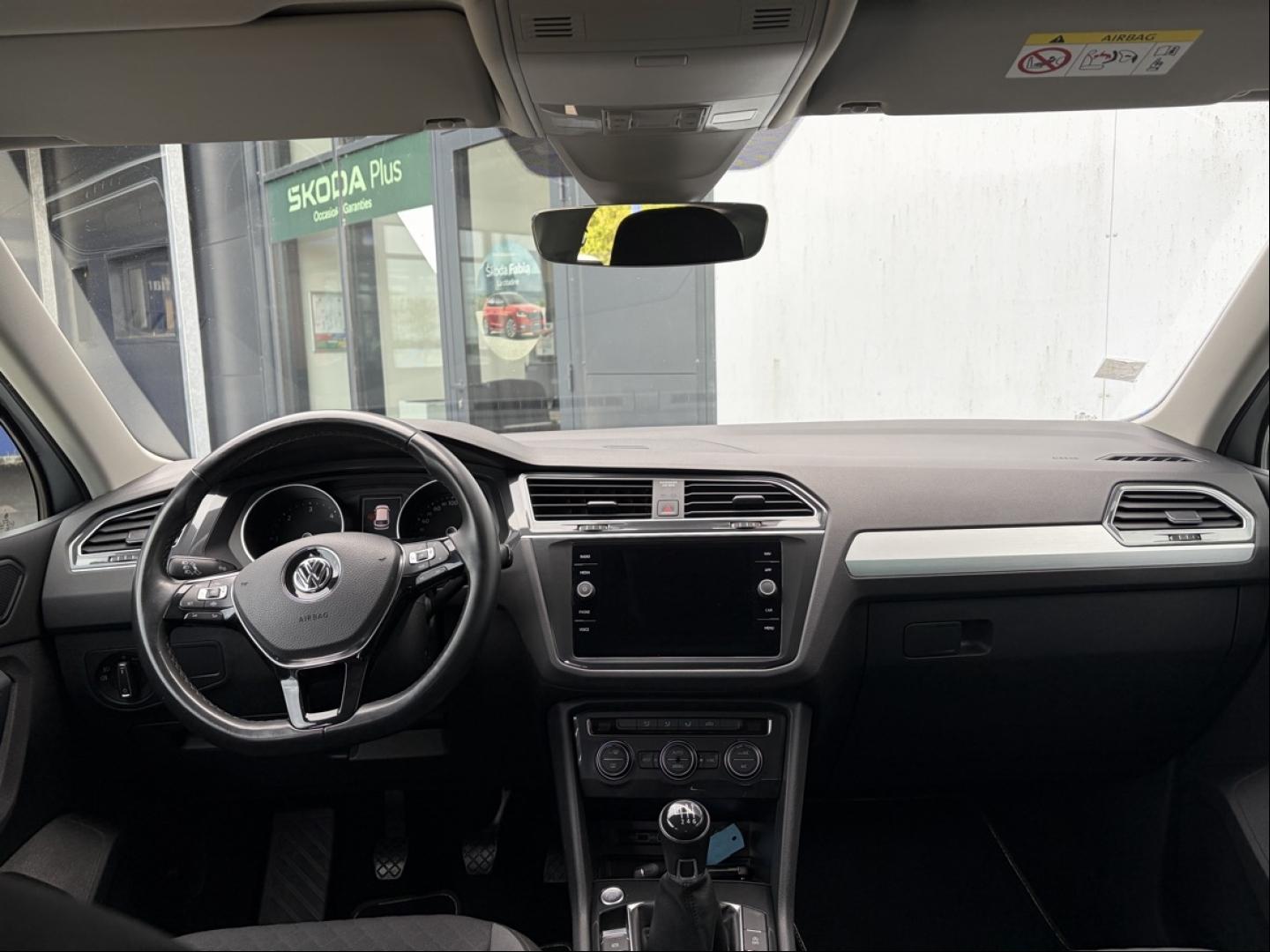 VOLKSWAGEN Tiguan