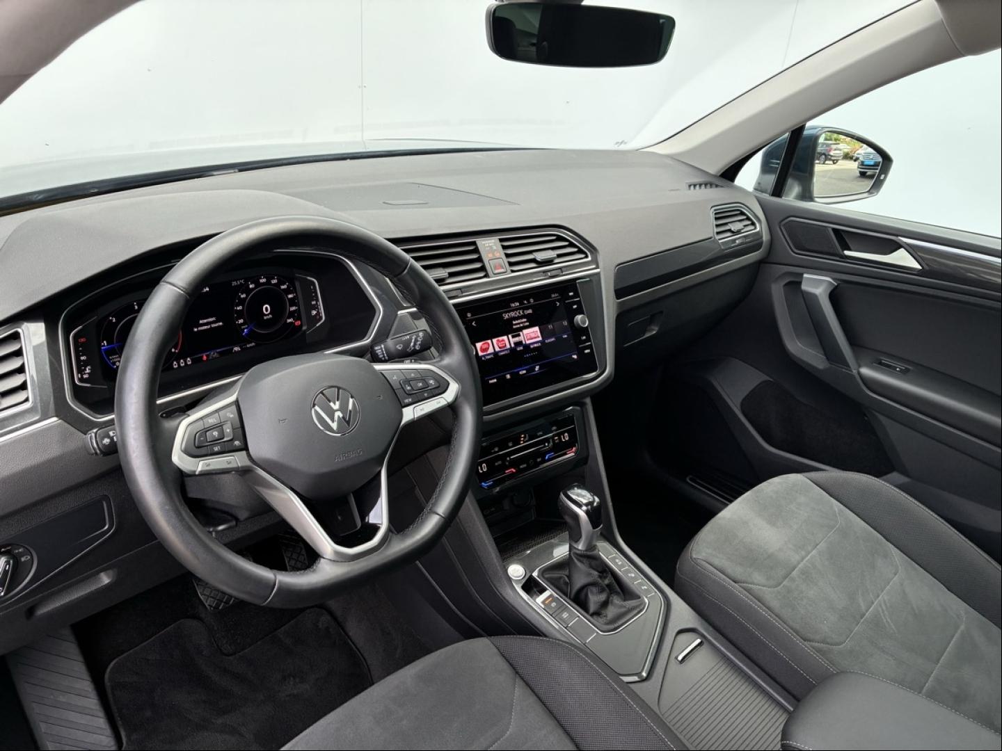 VOLKSWAGEN Tiguan