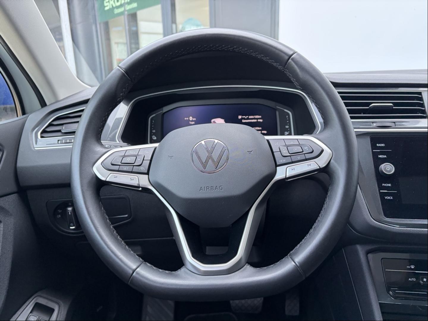 VOLKSWAGEN Tiguan
