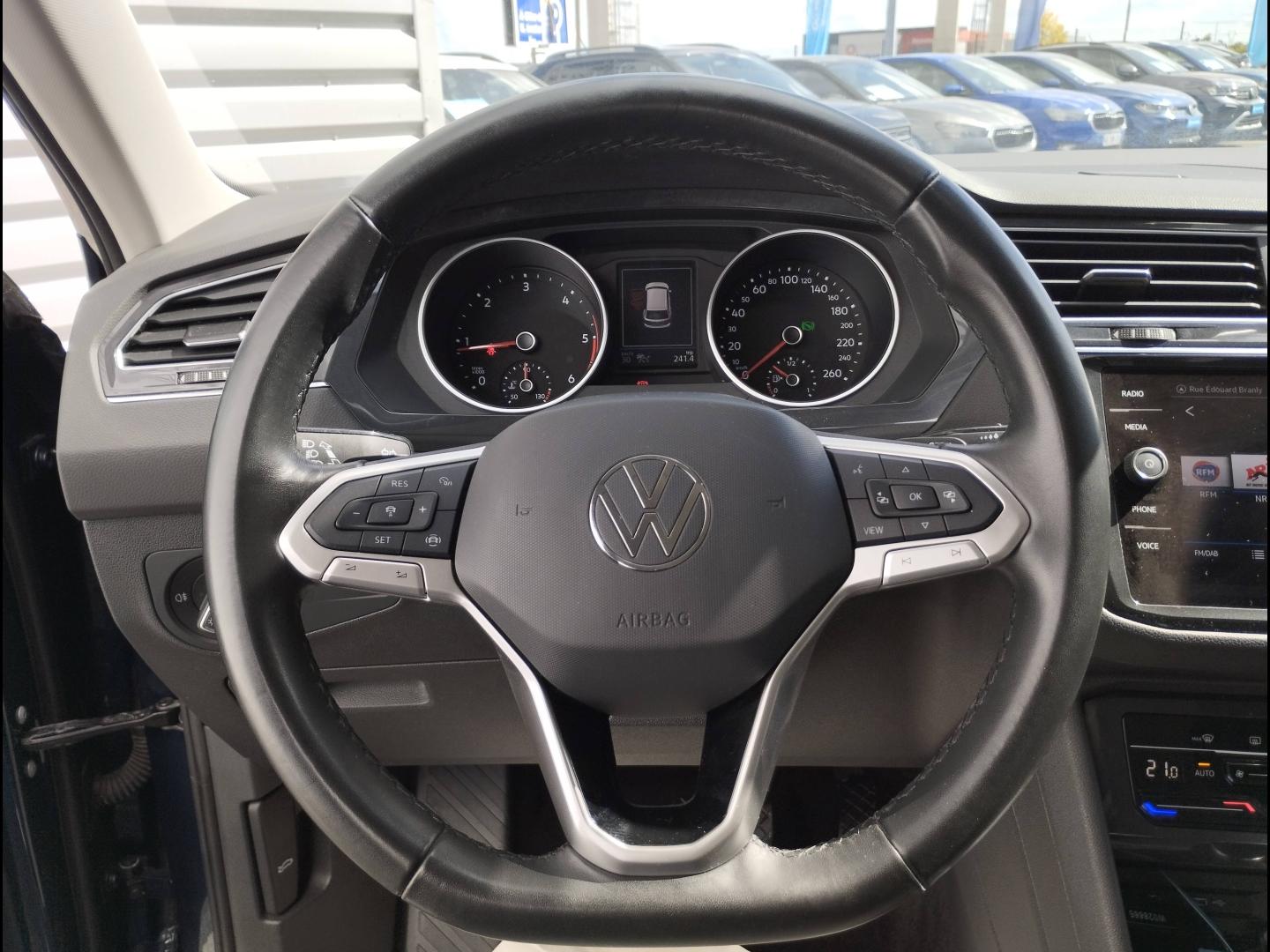 VOLKSWAGEN Tiguan
