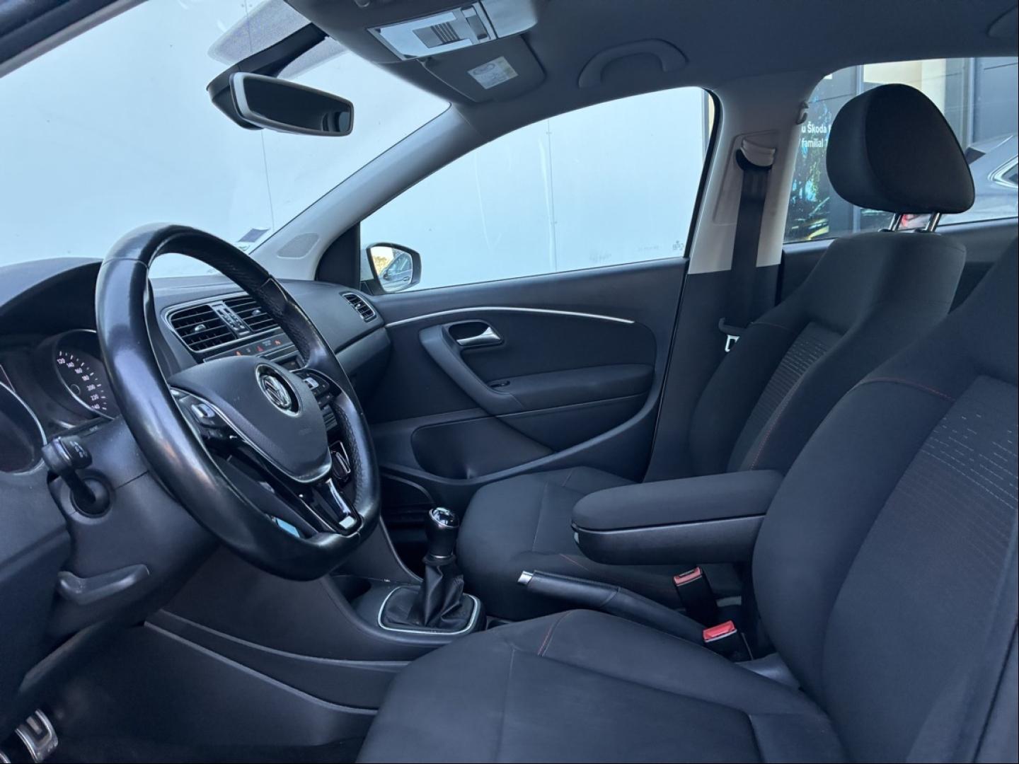VOLKSWAGEN Polo