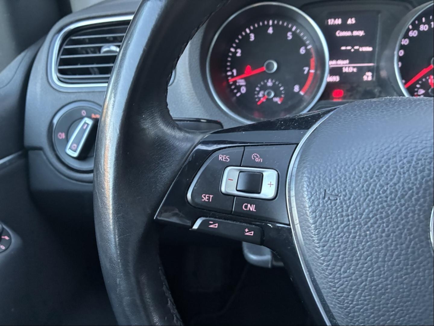 VOLKSWAGEN Polo