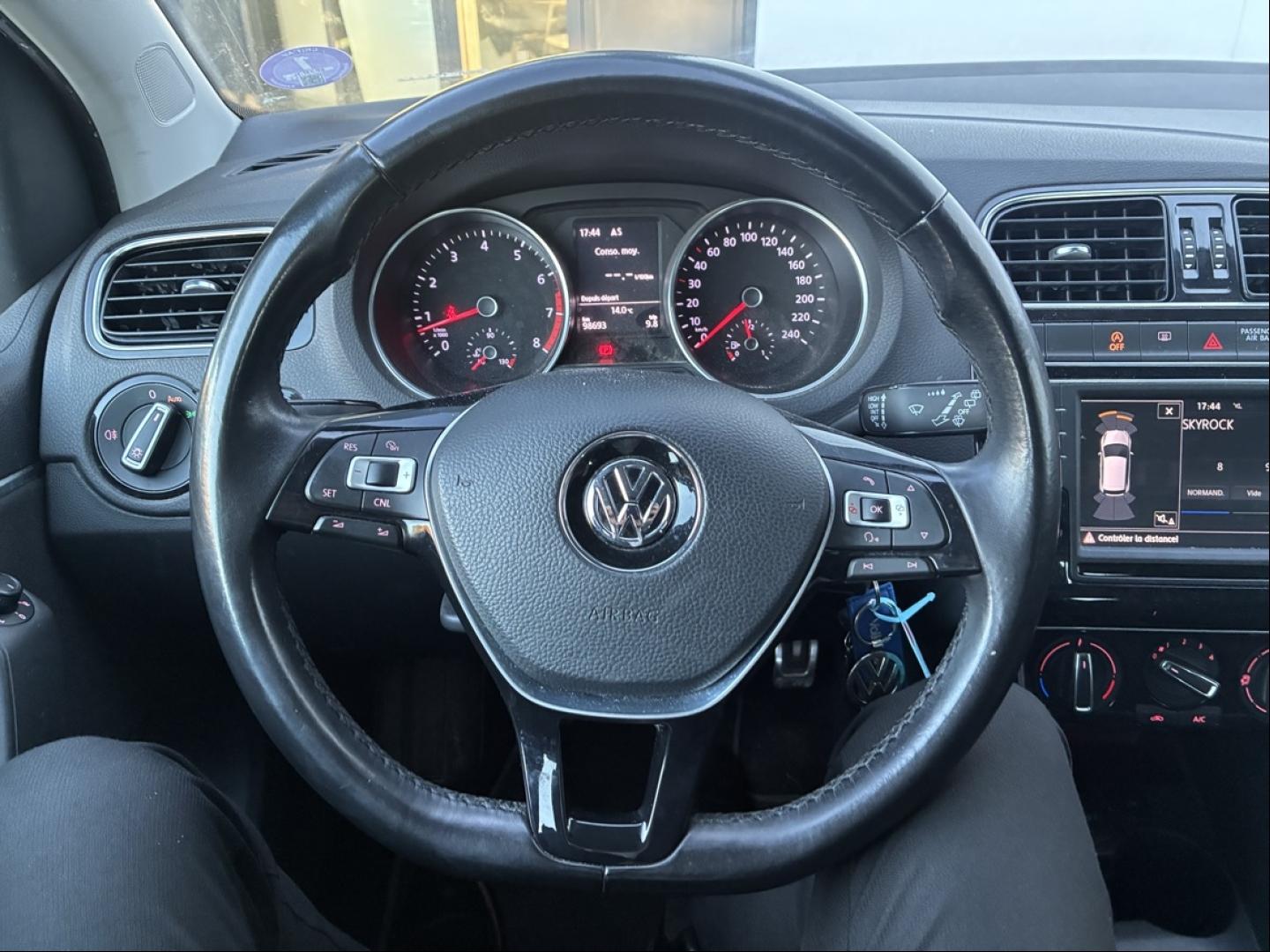 VOLKSWAGEN Polo