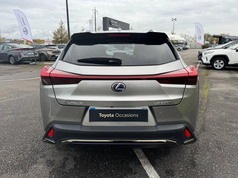 LEXUS – UX