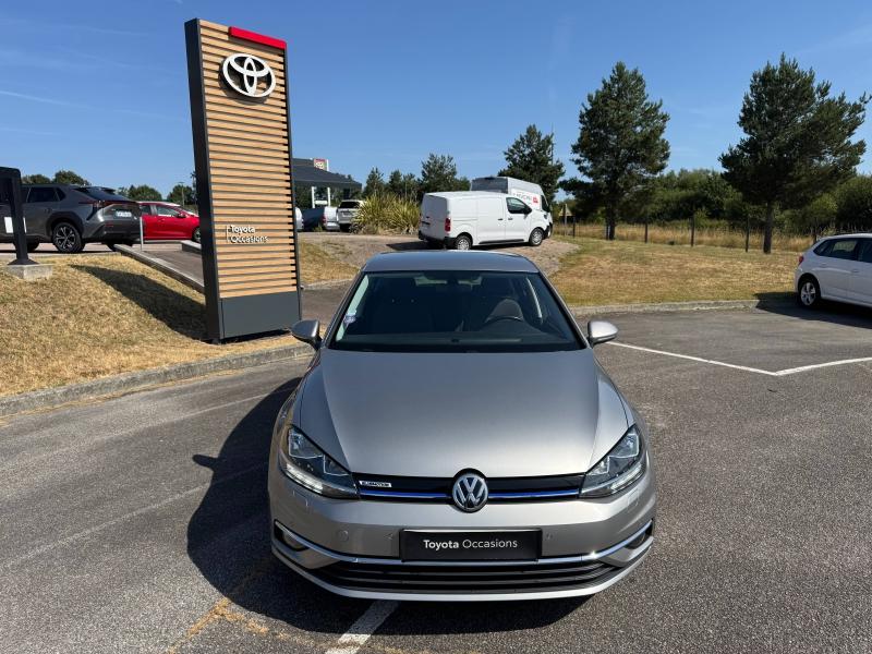 VOLKSWAGEN – Golf