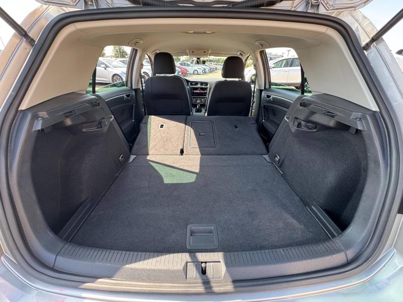 VOLKSWAGEN – Golf