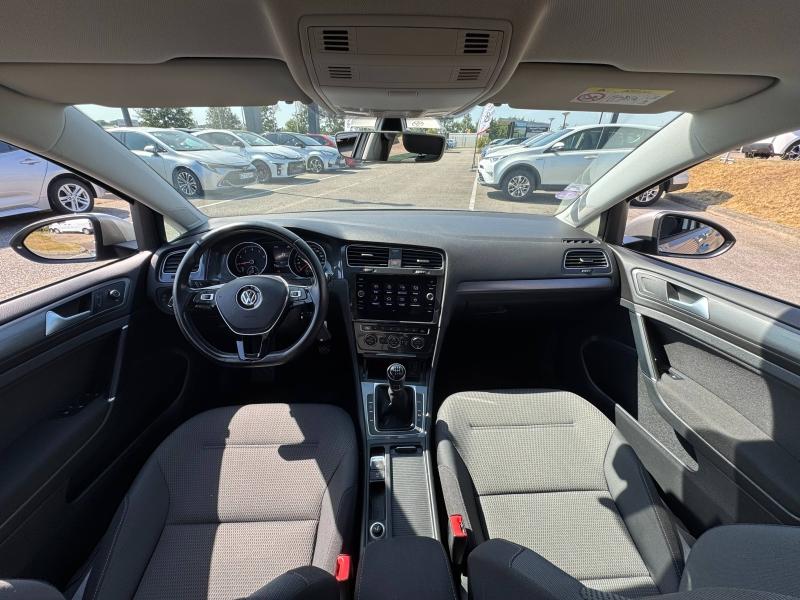 VOLKSWAGEN – Golf